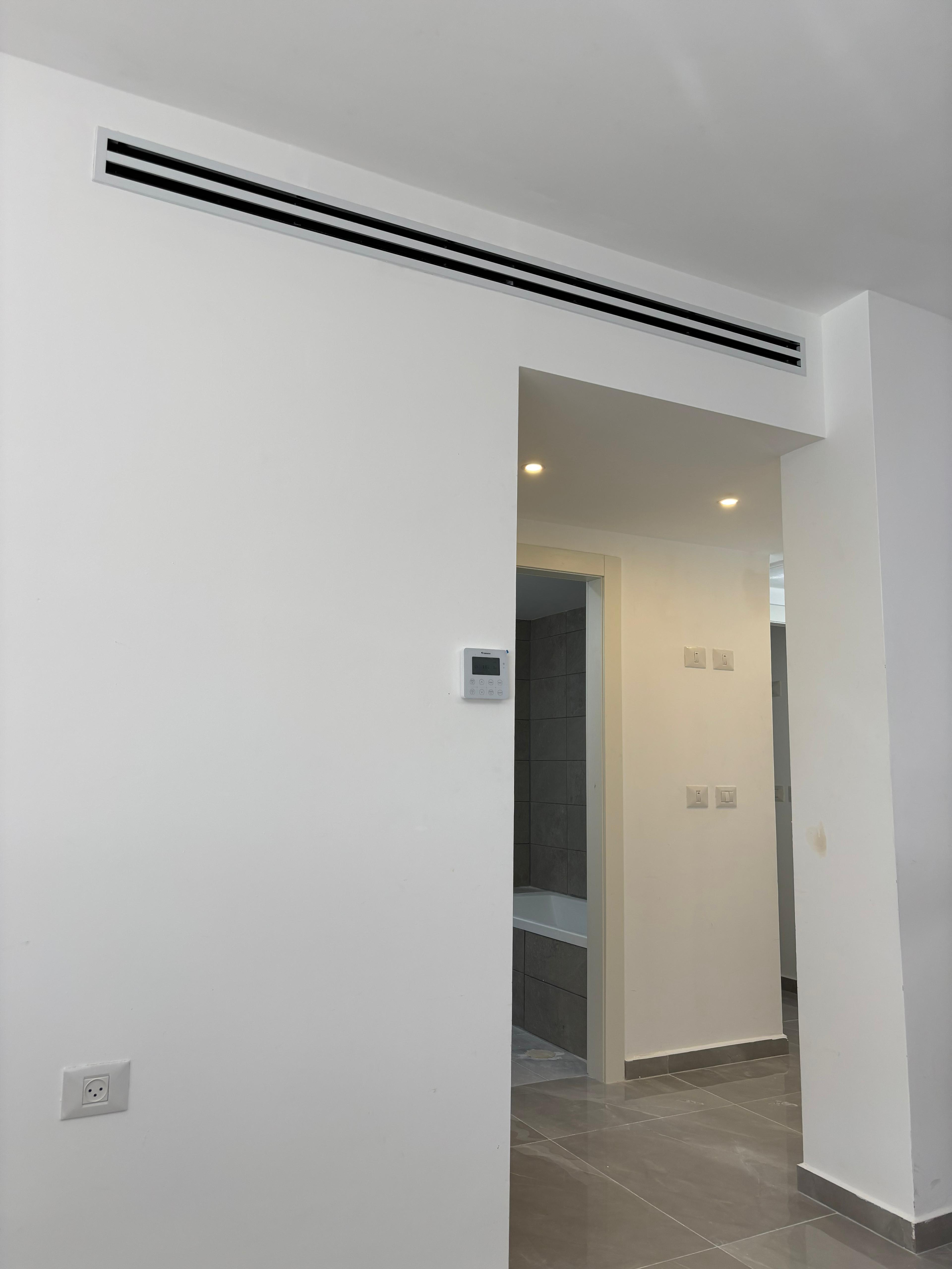 טכנאי מתקין מזגן עילי